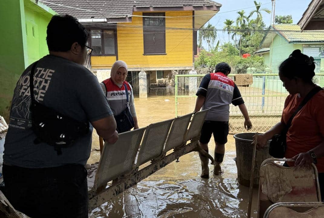 Relawan Pertamina membersihkan Puskesmas Rantau Aceh Tamiang (dok.Pertamina)