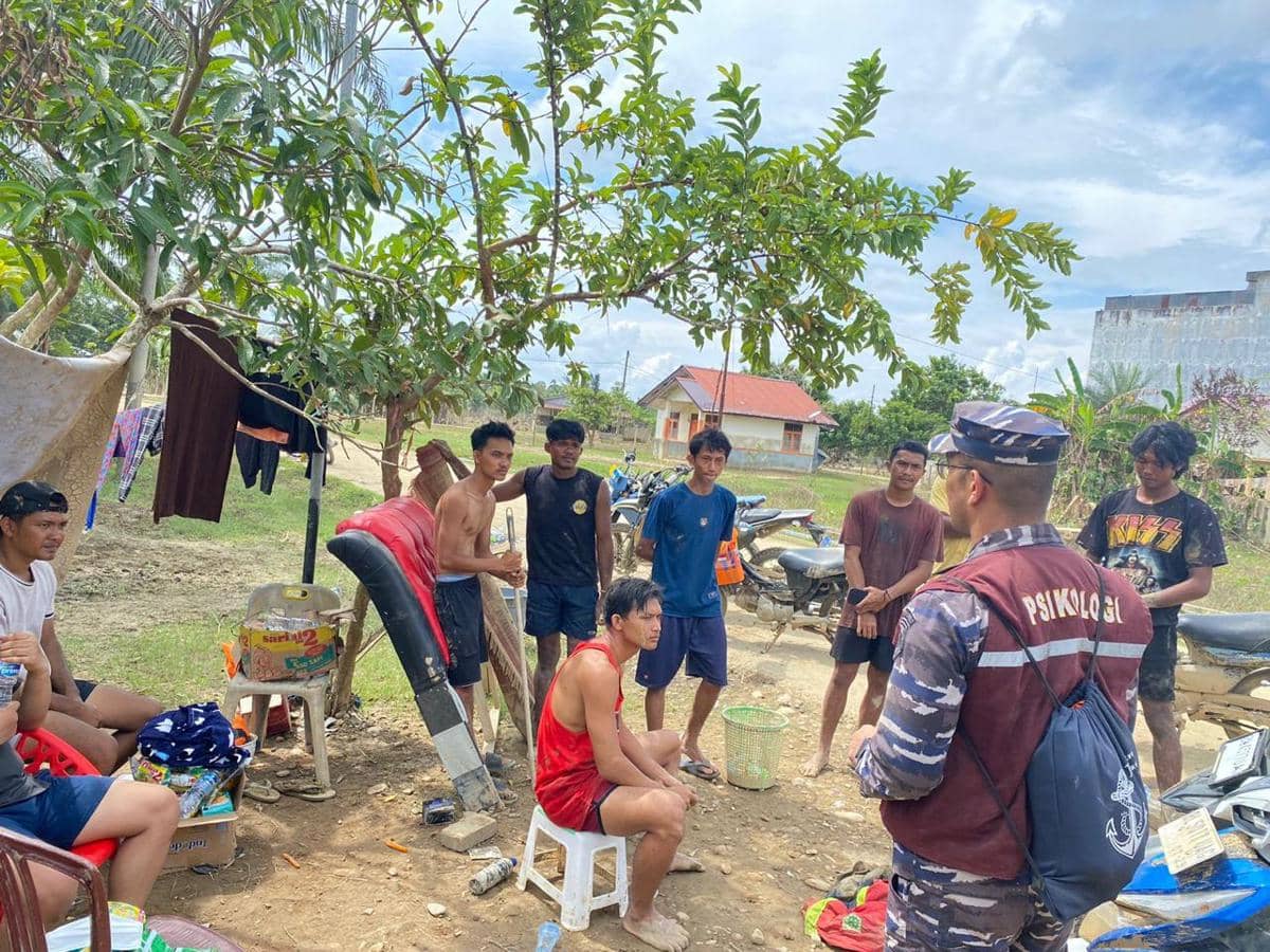 TNI AL melalui Tim Trauma Healing dari Dinas Psikologi Angkatan Laut (Dispsial) bekerja sama dengan Komando Daerah Angkatan Laut (Kodaeral) I memberikan layanan pemulihan trauma (trauma healing) bagi masyarakat yang terdampak bencana banjir di Posko Pengungsian Dusun Rantau Pauh, Kecamatan Rantau, Kabupaten Aceh Tamiang, Sabtu (13/12/2025) (dok. Dispenal)