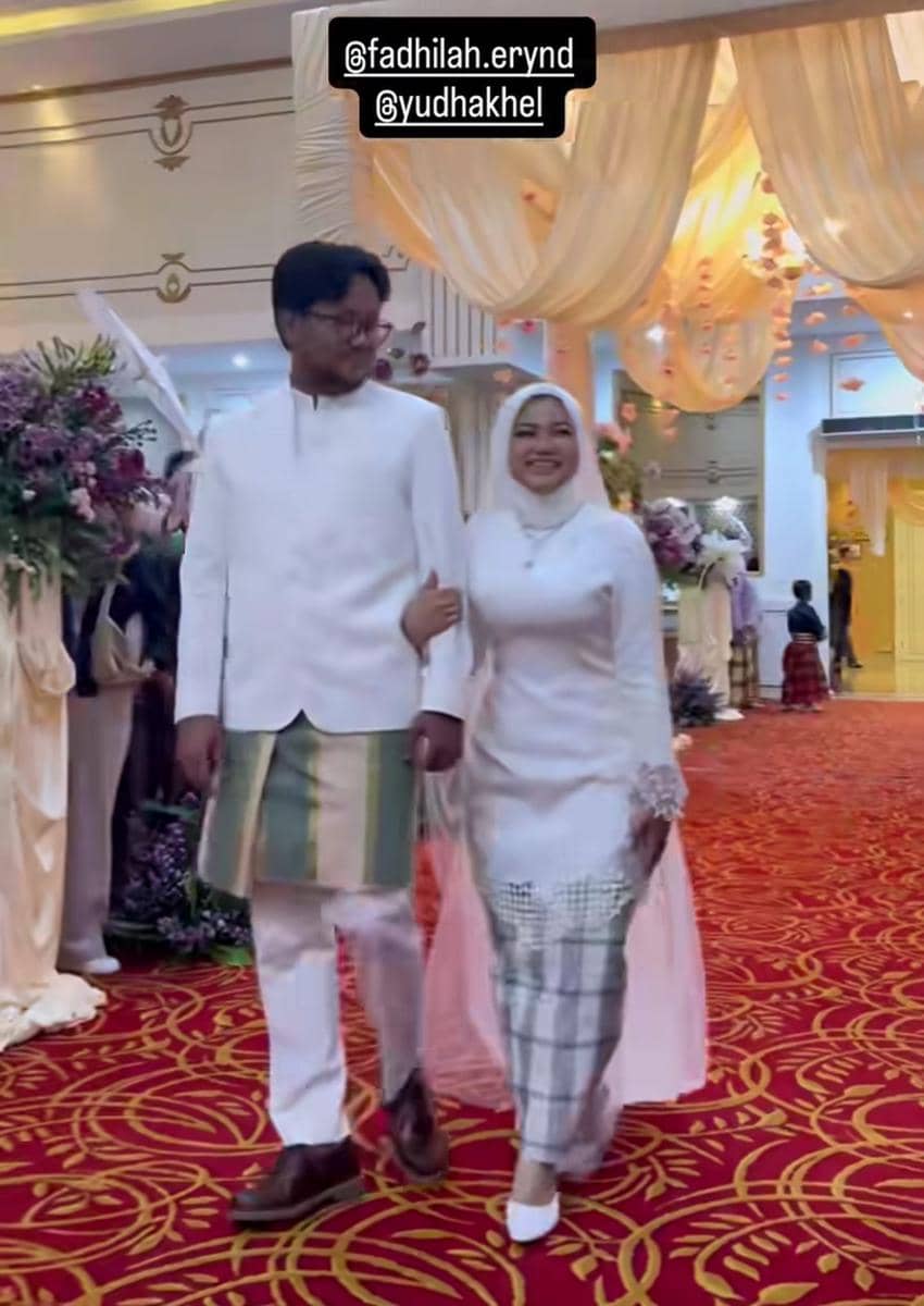Gaya Akad dan Resepsi Istri Yudha Keling