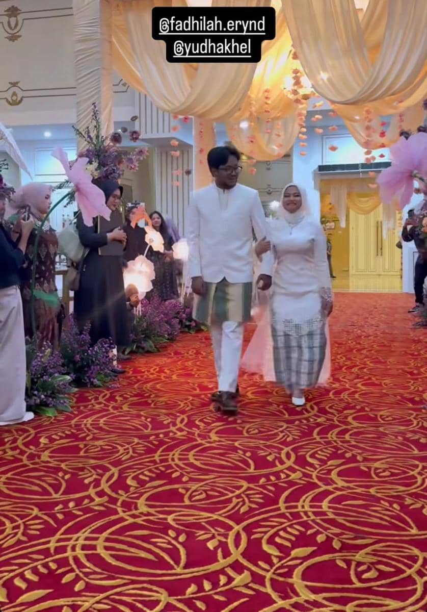 Gaya Akad dan Resepsi Istri Yudha Keling