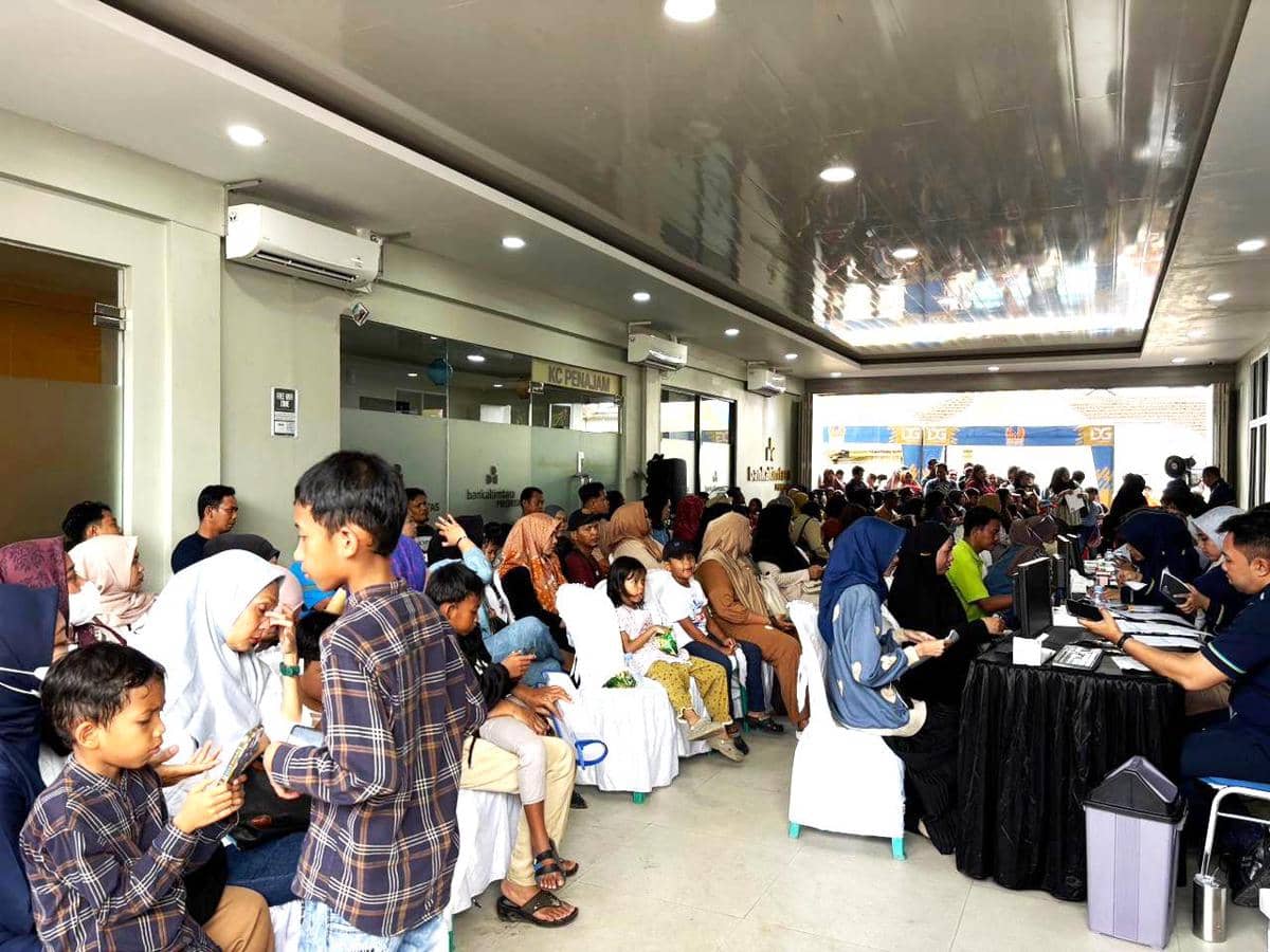 Siswa ditemani orang tuanya saat proses penerimaan bantuan program KPC di Bankaltimtara PPU