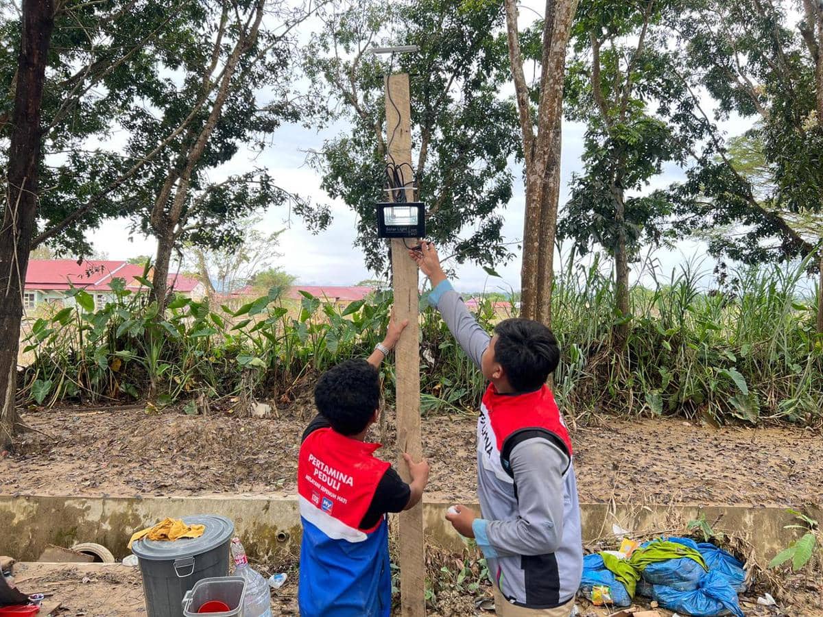 Pertamina memasang PLTS untuk posko pengungsi di Aceh Tamiang (dok.Pertamina)