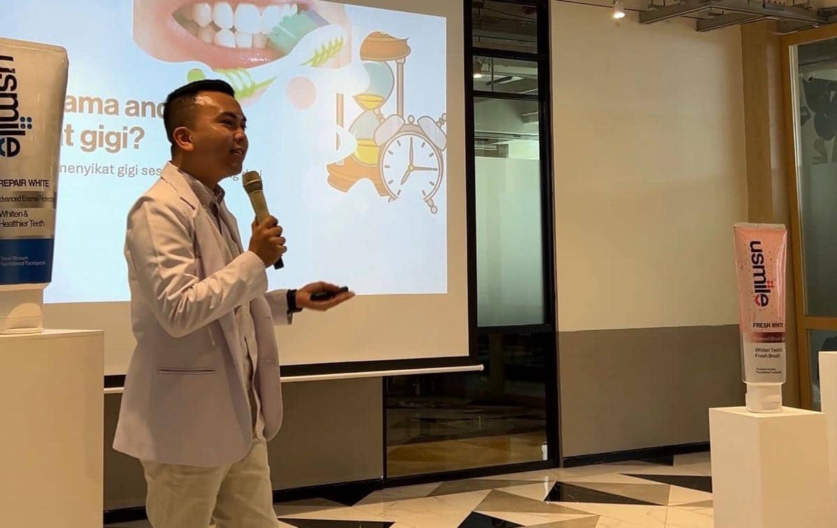 Dokter gigi Aswar Sandi, MSc DIC dalam acara Media Gathering & Product Soft Launch usmile pada Rabu (10/12/2025) di GoWork RDTX Event Space, RDTX Square Lt. 9. 
