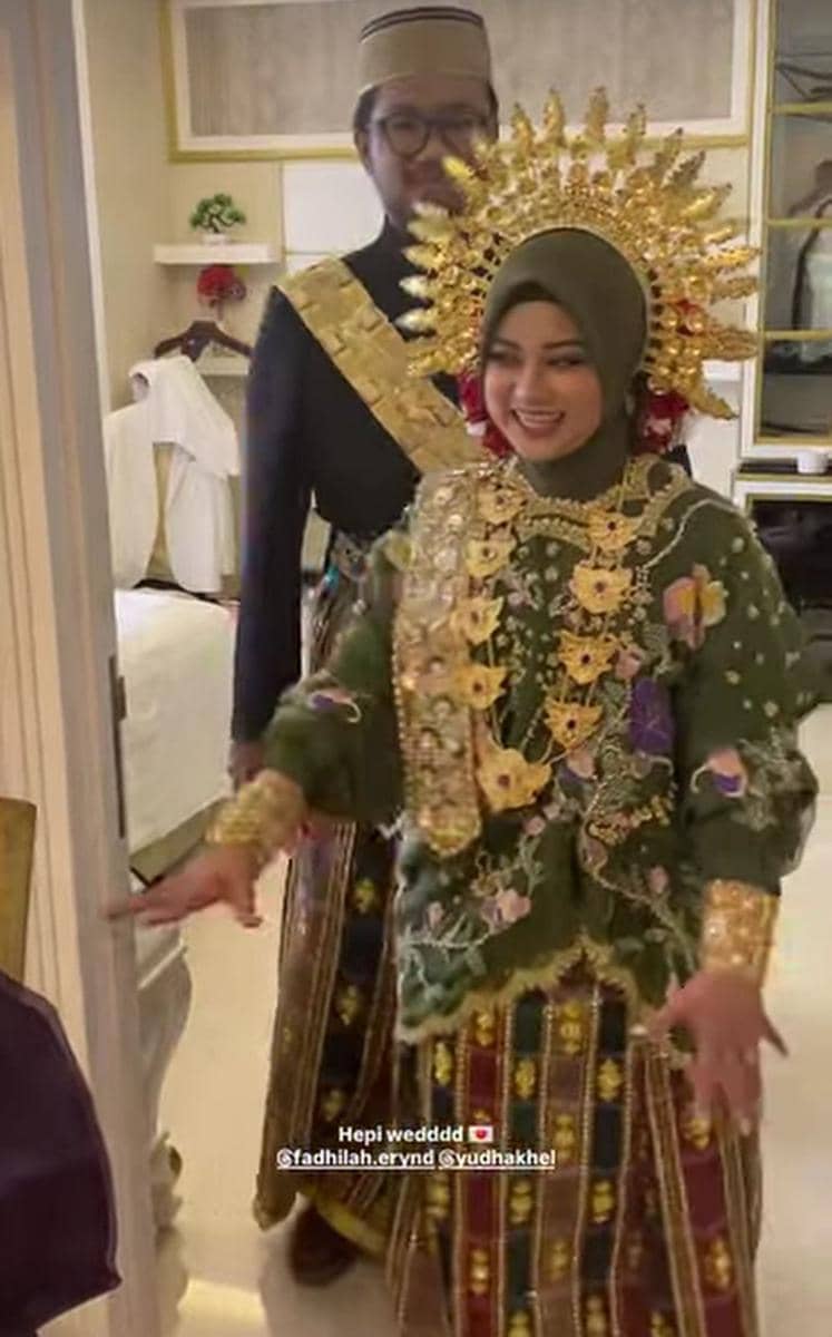 Gaya Akad dan Resepsi Istri Yudha Keling