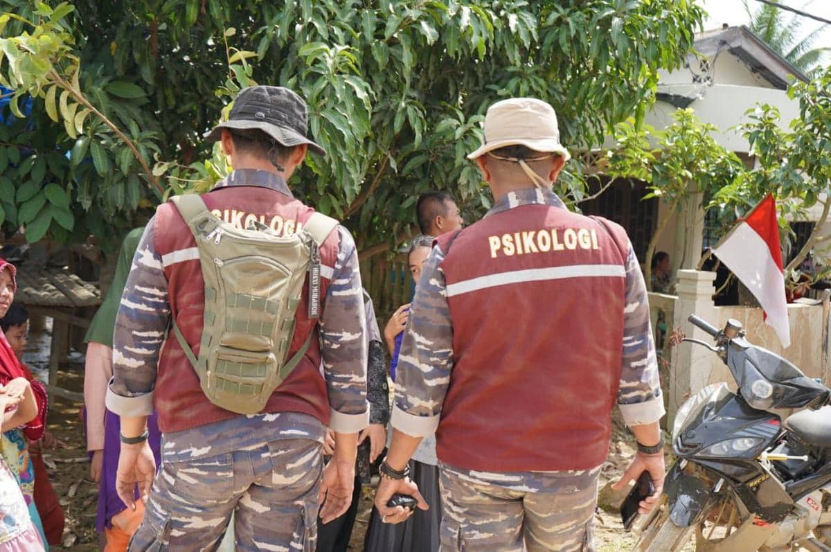 TNI AL melalui Tim Trauma Healing dari Dinas Psikologi Angkatan Laut (Dispsial) bekerja sama dengan Komando Daerah Angkatan Laut (Kodaeral) I memberikan layanan pemulihan trauma (trauma healing) bagi masyarakat yang terdampak bencana banjir di Posko Pengungsian Dusun Rantau Pauh, Kecamatan Rantau, Kabupaten Aceh Tamiang, Sabtu (13/12/2025) (dok. Dispenal)