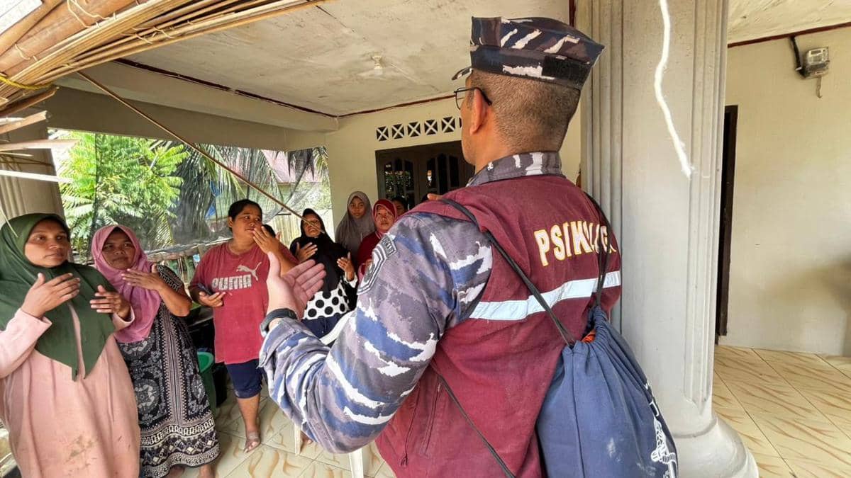 TNI AL melalui Tim Trauma Healing dari Dinas Psikologi Angkatan Laut (Dispsial) bekerja sama dengan Komando Daerah Angkatan Laut (Kodaeral) I memberikan layanan pemulihan trauma (trauma healing) bagi masyarakat yang terdampak bencana banjir di Posko Pengungsian Dusun Rantau Pauh, Kecamatan Rantau, Kabupaten Aceh Tamiang, Sabtu (13/12/2025) (dok. Dispenal)