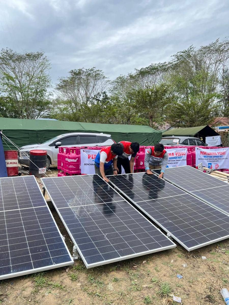 Pertamina memasang PLTS untuk posko pengungsi di Aceh Tamiang (dok.Pertamina)