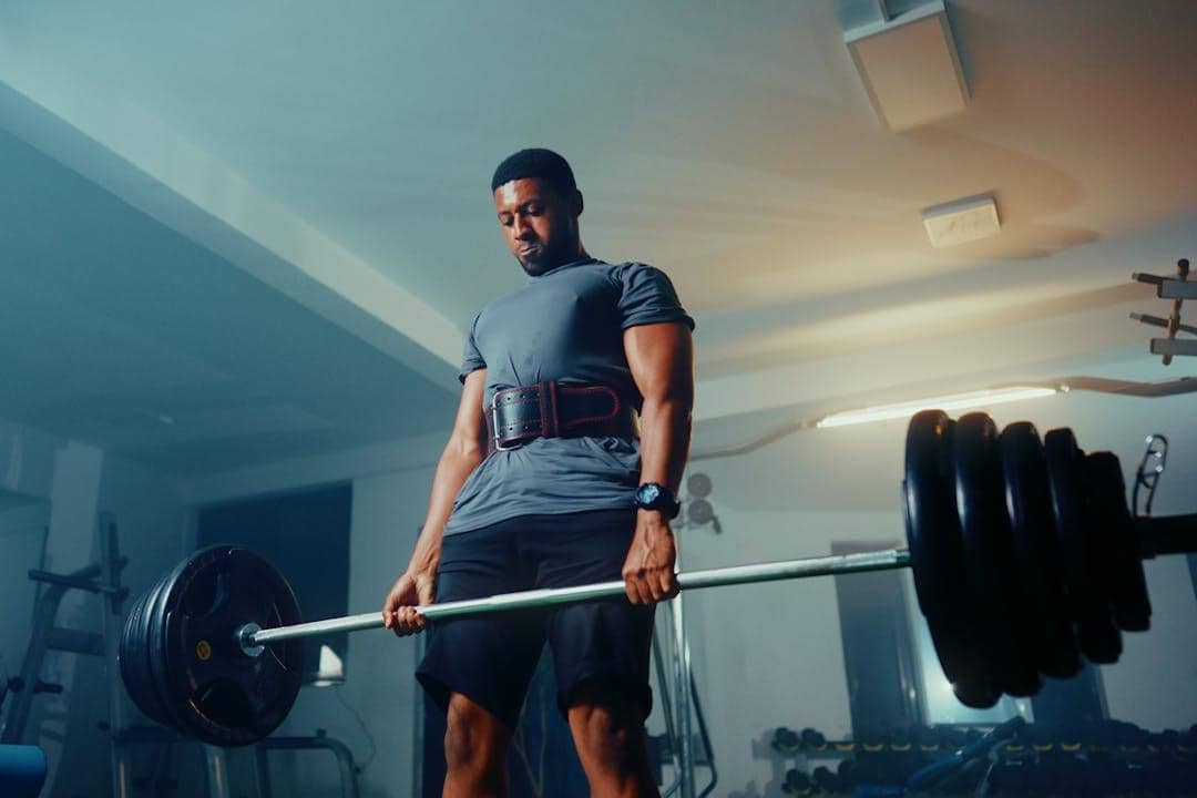 Deadlift dengan menggunakan belt.