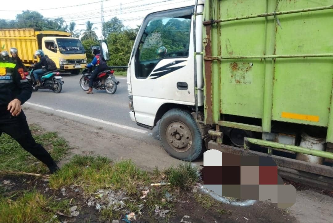 Polisi melakukan olah TKP kecelakaan maut di Jalinsum Desa Karang Raja.