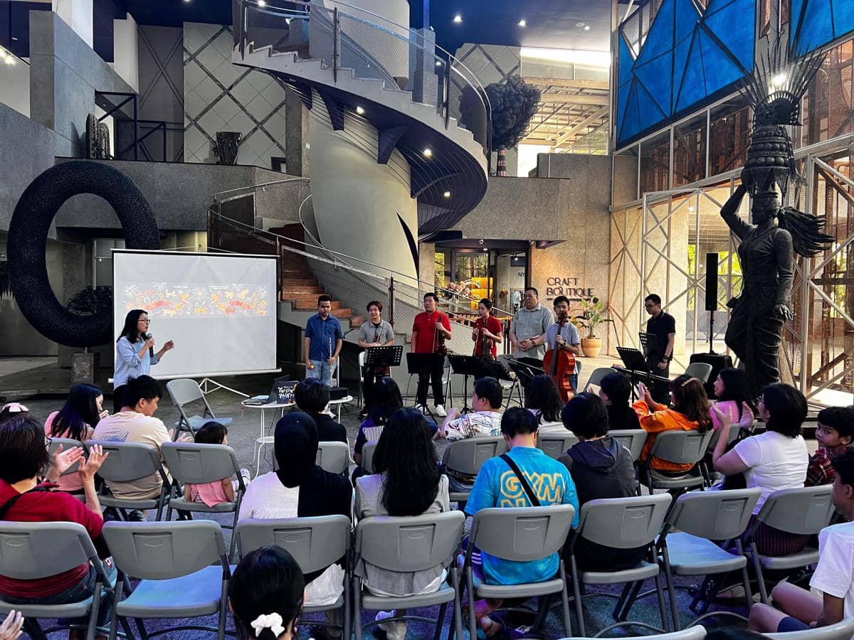 Wenny Yosselina mengajar anak-anak disabilitas