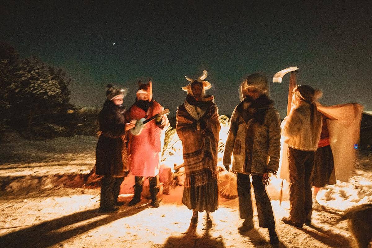  Dalam tradisi Latvia, Titik Balik Musim Dingin menandai awal mitos tahun baru - dirayakan bersama-sama dengan topeng, api, dan ritual leluhur yang menghormati kegelapan, memanggil pembaharuan, dan menyambut kembalinya matahari