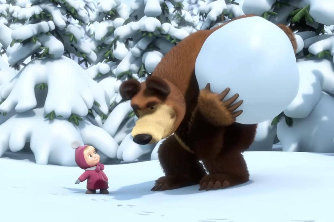 Masha dan Bear berusaha menerka identitas hewan pemilik jejak kaki misterius di hamparan salju