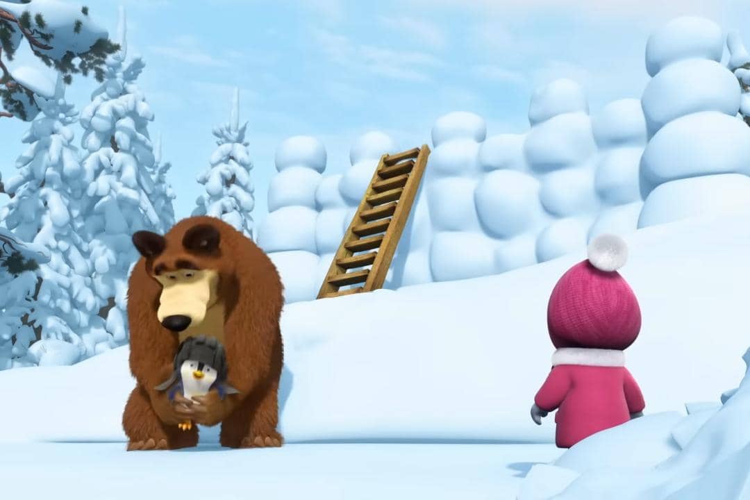 Masha mengatur strategi agar penguin kecil mau menghabiskan waktu bersama Bear