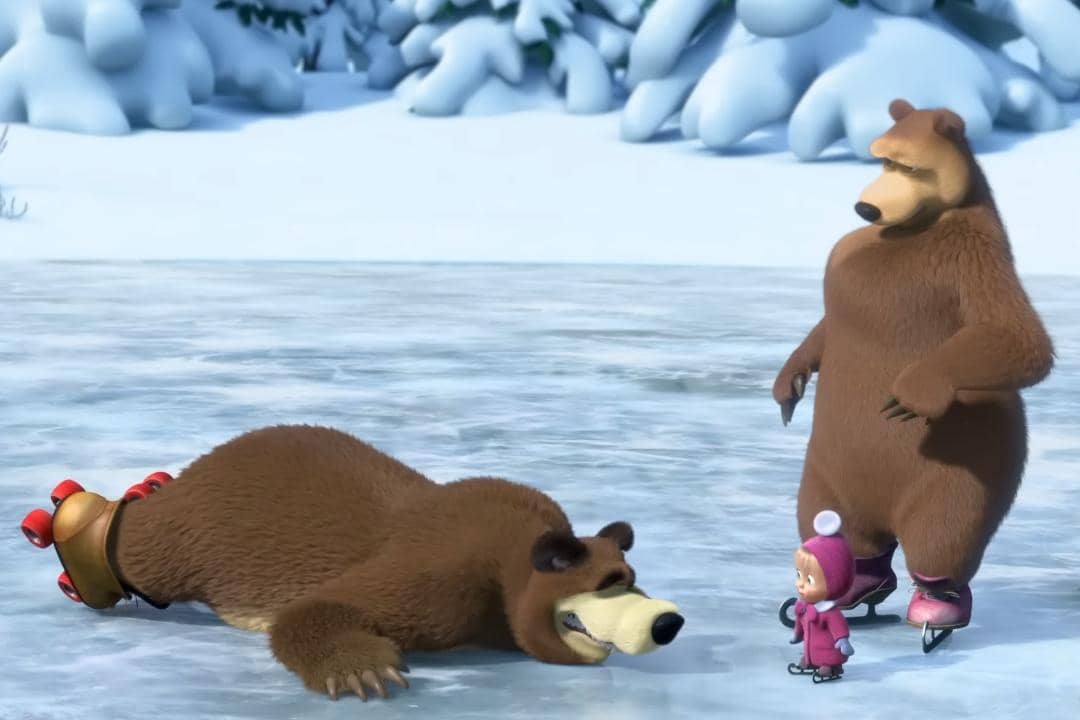 Masha membawa Bear ke lapangan es beku untuk mengajarinya cara bermain ice skating