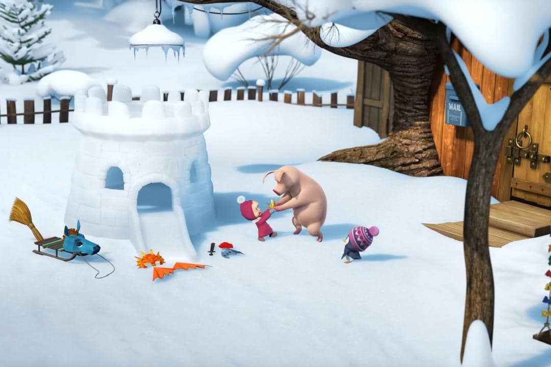 Masha tampak berebut mahkota dengan babi pink untuk mendapatkan peran sebagai putri dalam permainan