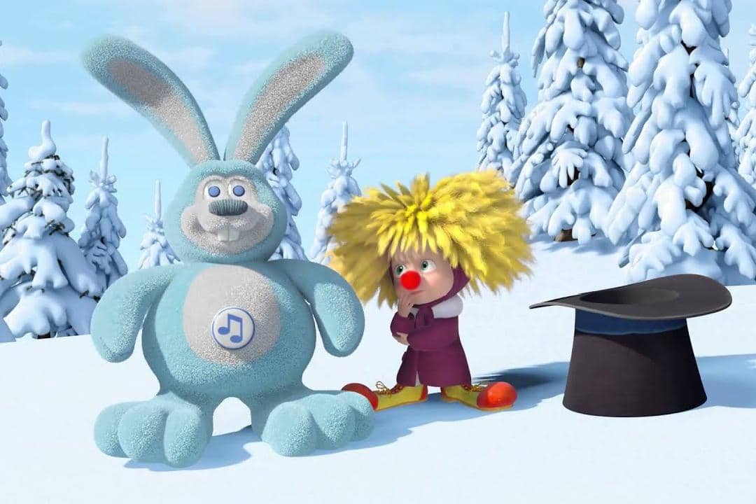 Masha tampak sibuk berkeliling di luar membagikan hadiah dari topi ajaib karena Bear tidak excited menyambut Natal