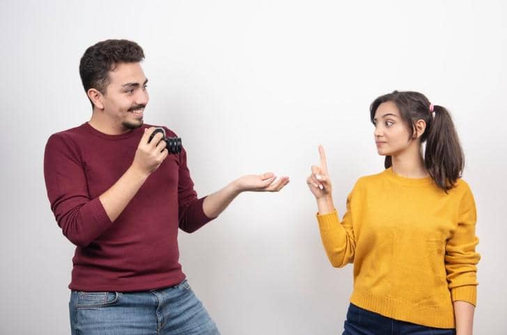 Ilustrasi orang mengobrol 