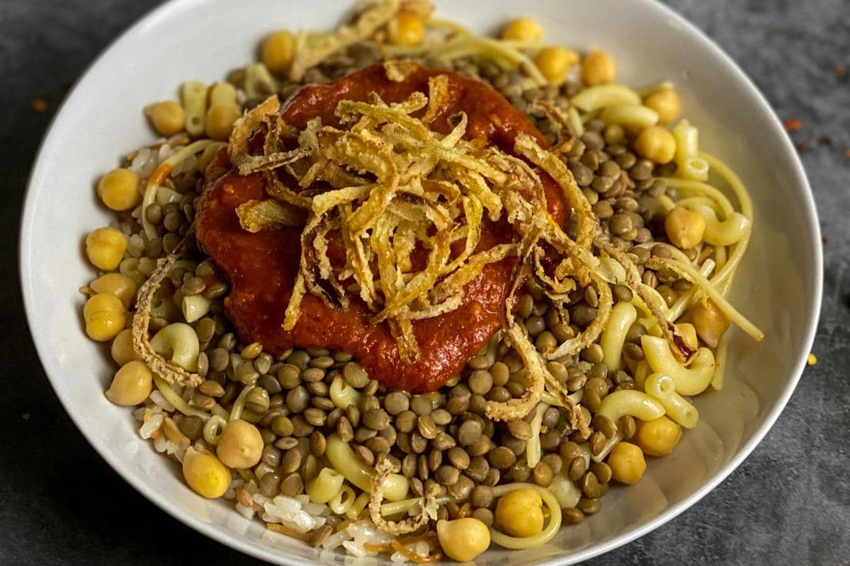 ilustrasi kushari menggunakan pasta