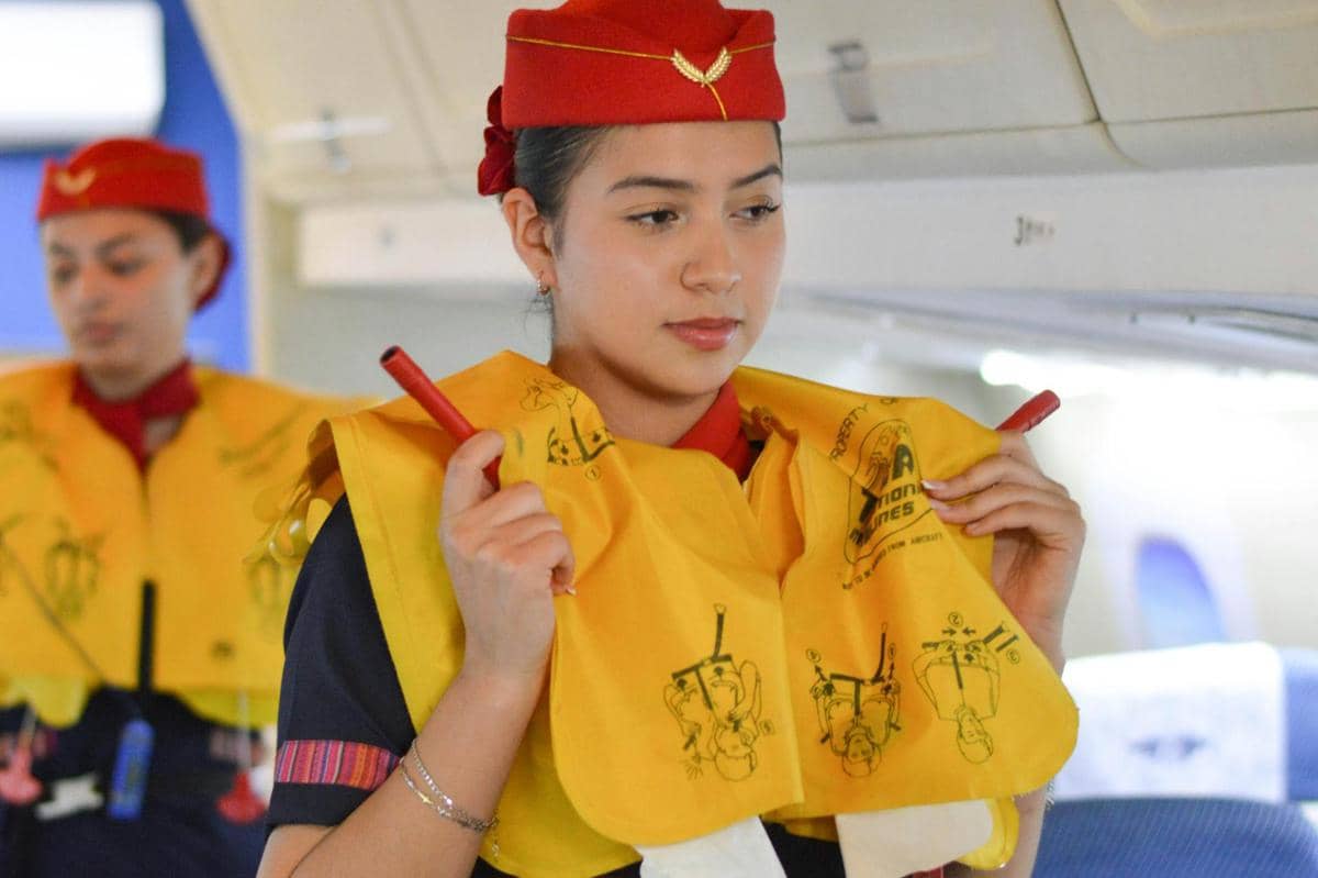 ilustrasi pramugari melakukan safety demonstration