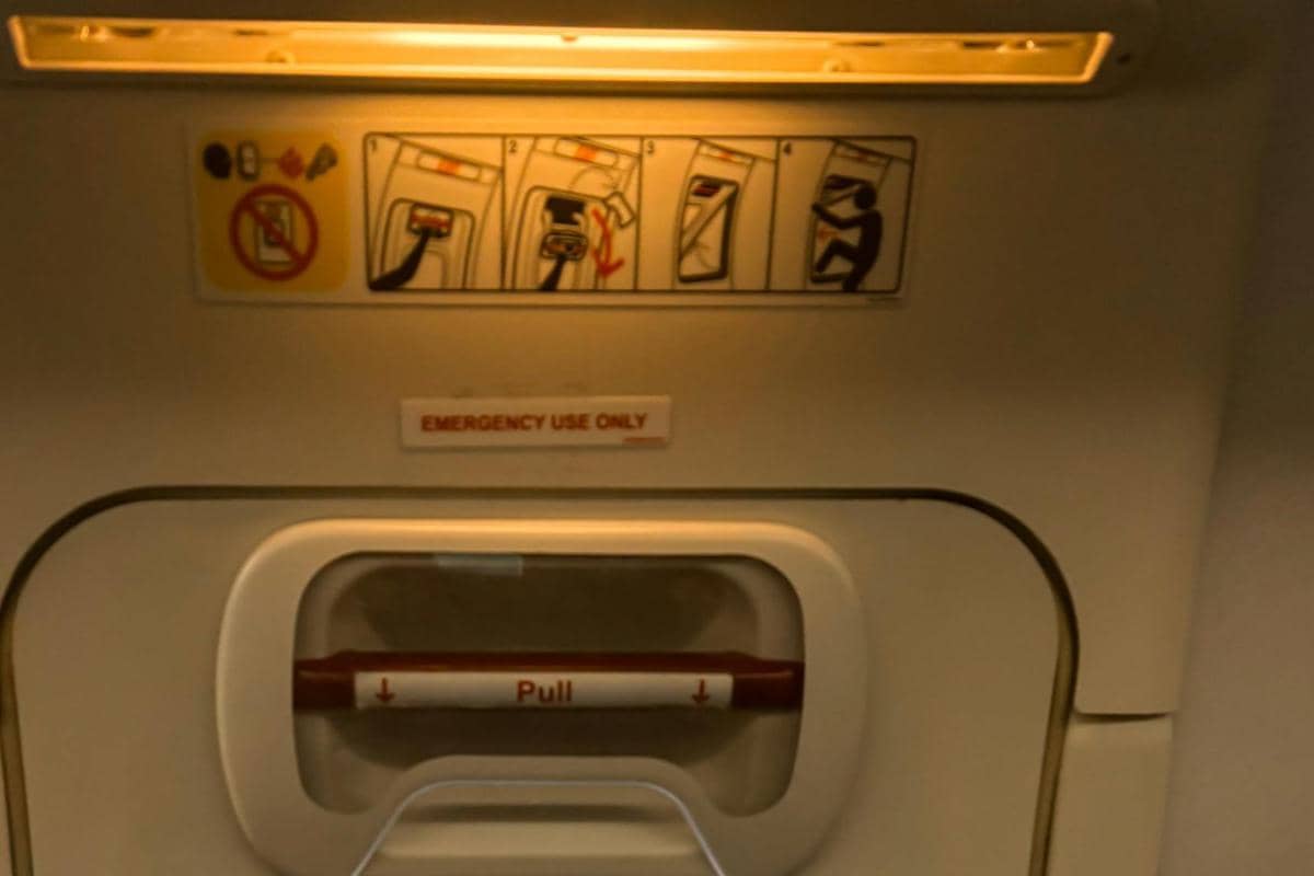 ilustrasi emergency exit di pesawat