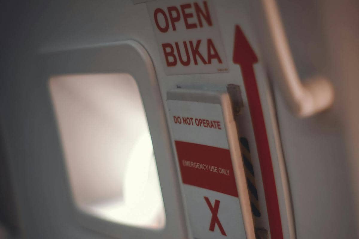 ilustrasi emergency exit di pesawat