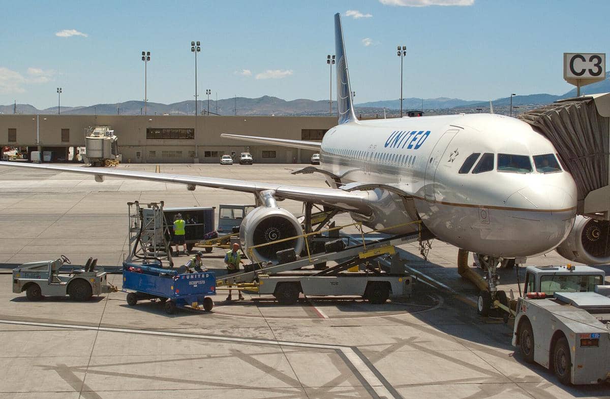 ilustrasi memasukkan koper ke bagasi