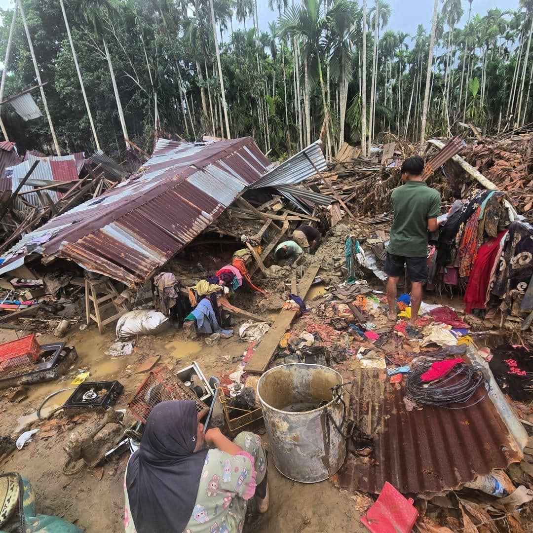 Hamish Daud jadi relawan di Aceh Utara. 