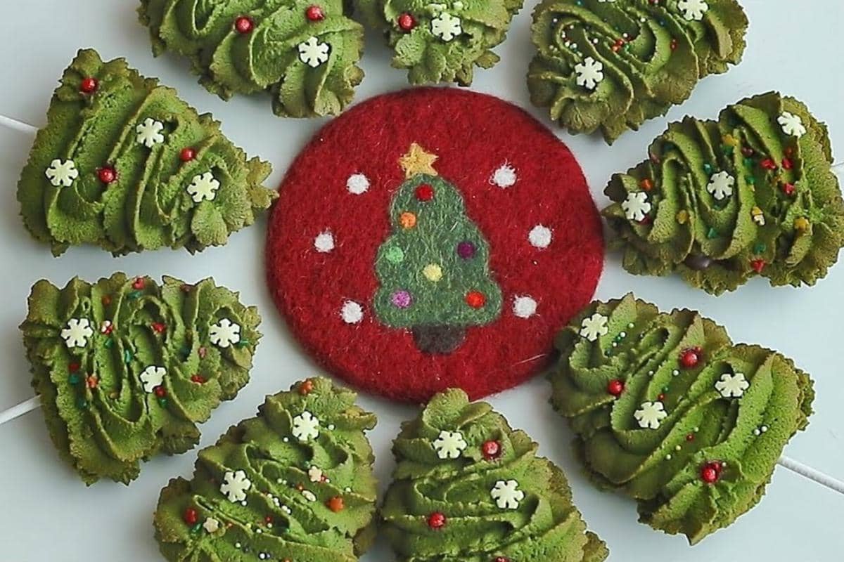 ilustrasi matcha christmas tree cookies 