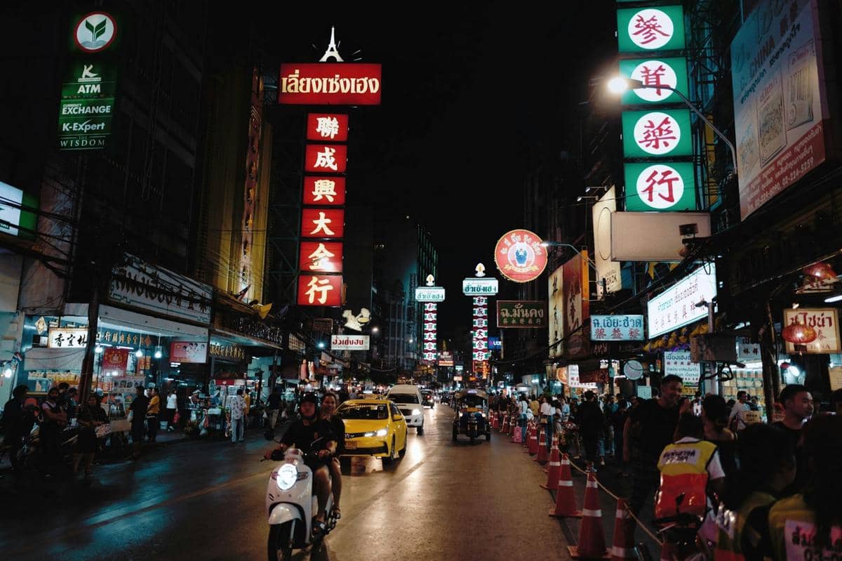 Yaowarat (Chinatown) adalah distrik bersejarah yang ramai, terkenal sebagai surga kuliner jalanan khas Tionghoa-Thailand dan pusat perbelanjaan