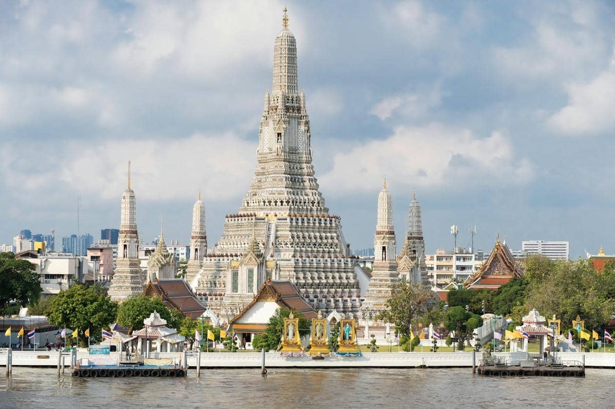 Wat Arun adalah candi Buddha yang terletak di distrik Bangkok Yai di Bangkok, Thailand, tepatnya di tepi barat Sungai Chao Phraya
