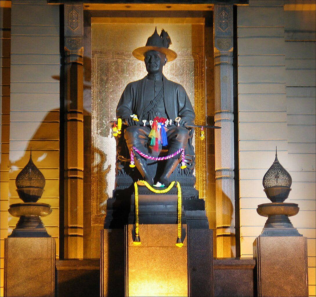 Patung Raja Rama I di Jembatan Memorial, Bangkok, Thailand