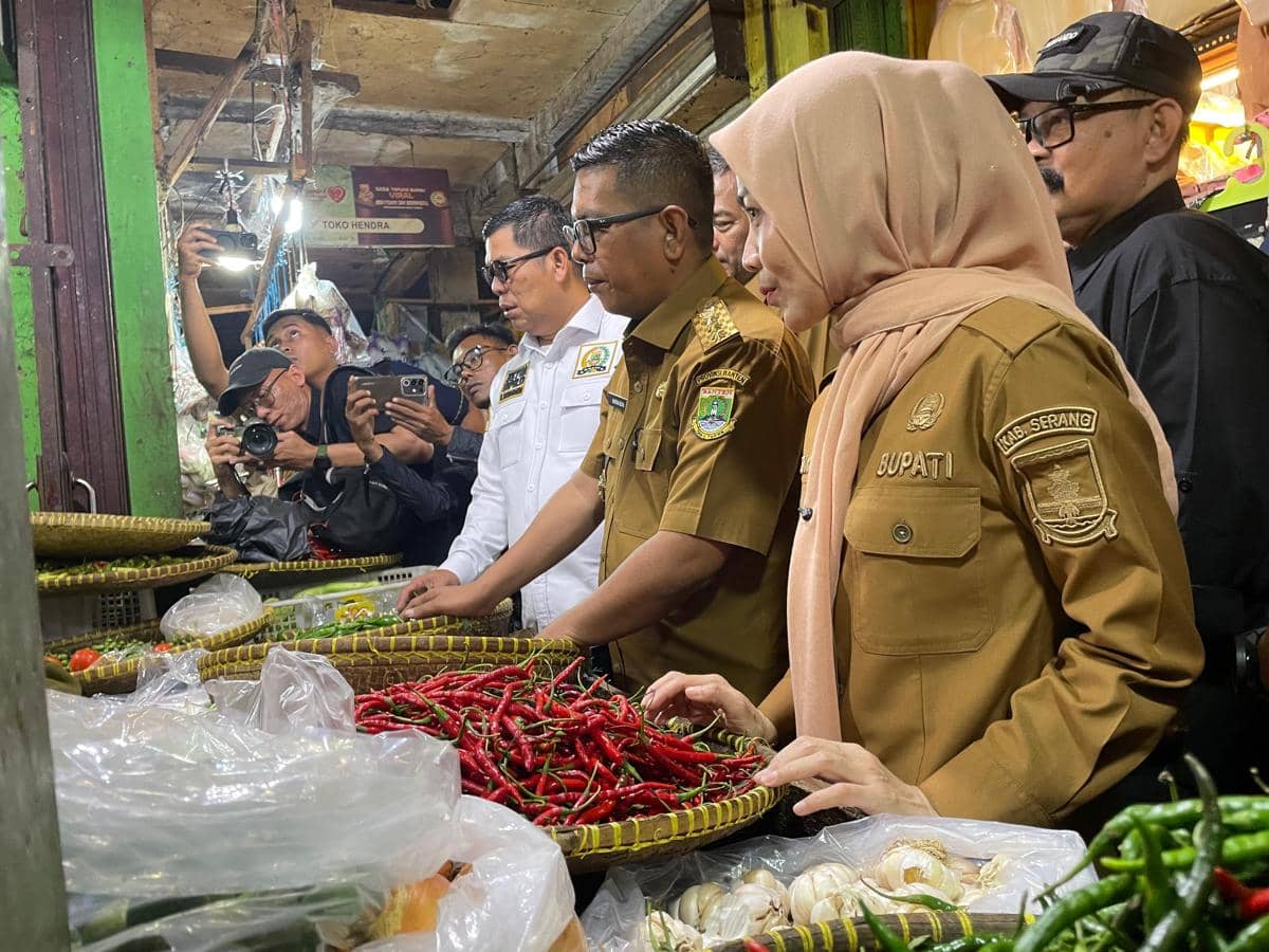 Andra Soni cek harga sembako di Pasar Ciruas (Dok. Khaerul Anwar)