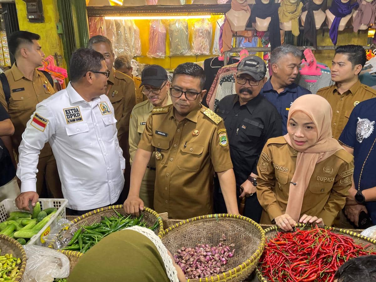 Andra Soni cek harga sembako di Pasar Ciruas (Dok. Khaerul Anwar)