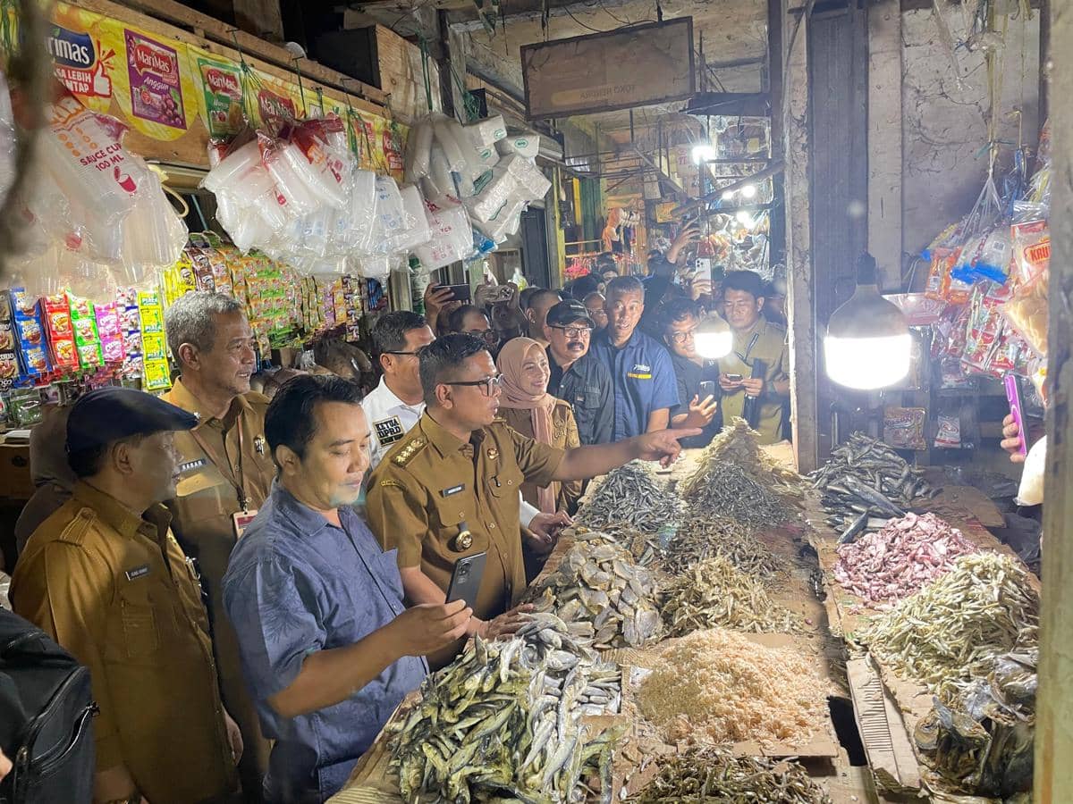 Andra Soni cek harga sembako di Pasar Ciruas (Dok. Khaerul Anwar)