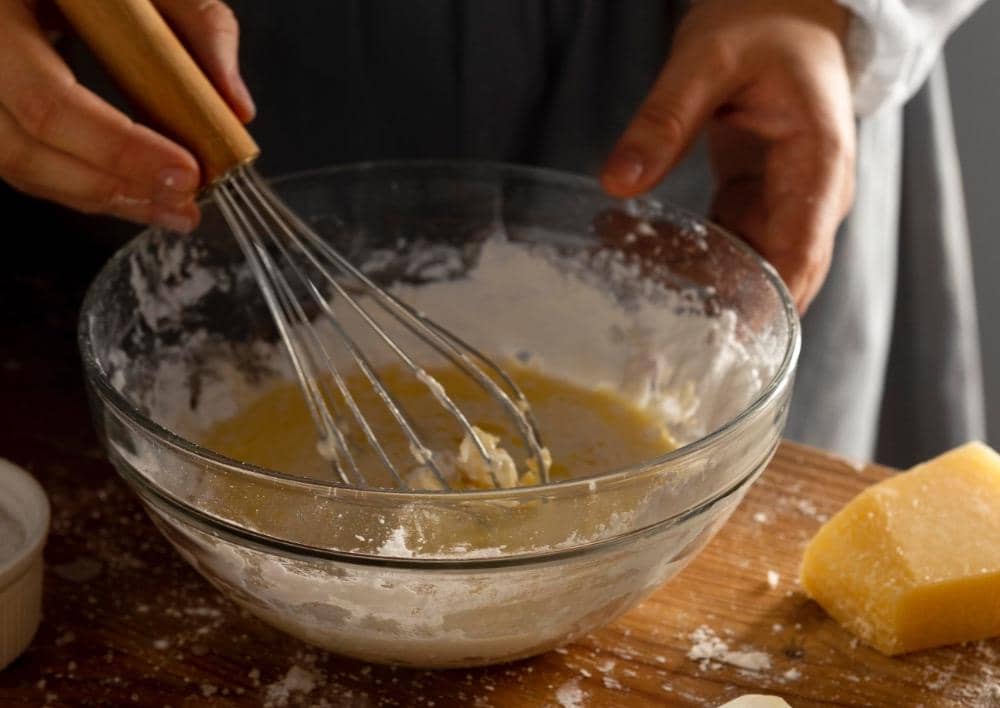 ilustrasi orang sedang membuat chiffon cake