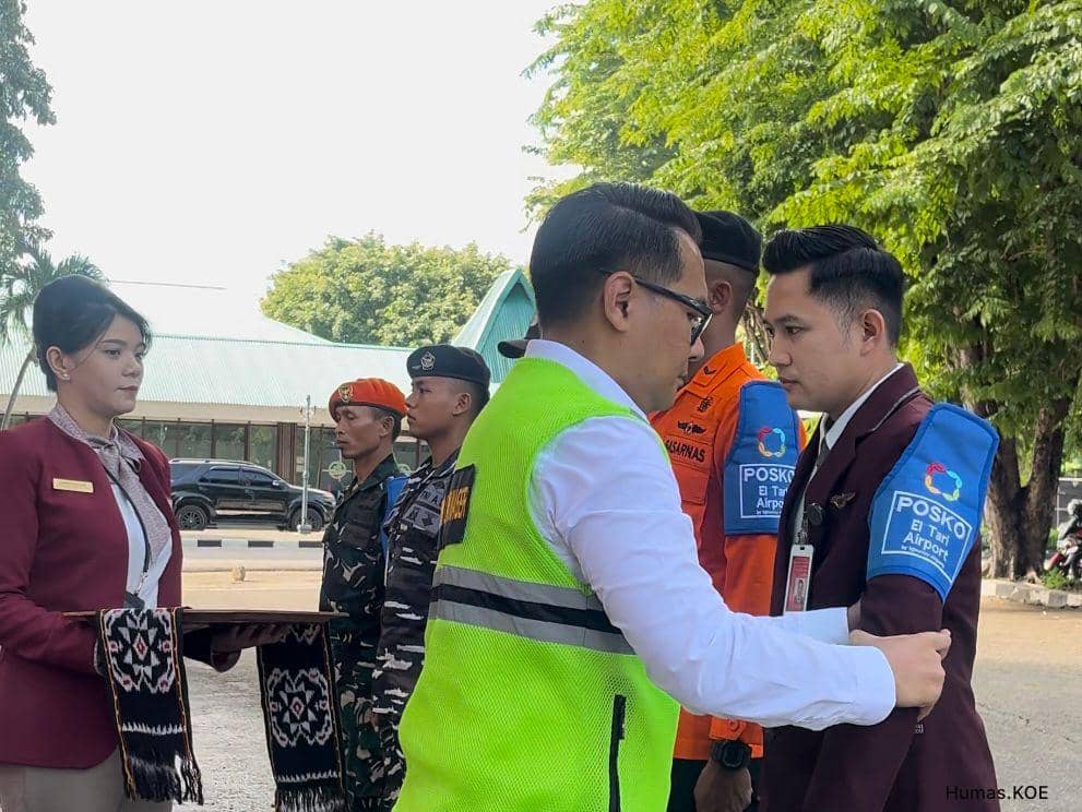 General Manager PT Angkasa Pura Indonesia Bandara El Tari Kupang, Teguh Darmawan Saiman, menggelar apel pembukaan posko Nataru 2025/2026. (Dok Bandara El Tari Kupang)