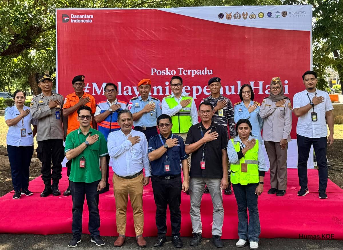 General Manager PT Angkasa Pura Indonesia Bandara El Tari Kupang, Teguh Darmawan Saiman, menggelar apel pembukaan posko Nataru 2025/2026. (Dok Bandara El Tari Kupang)