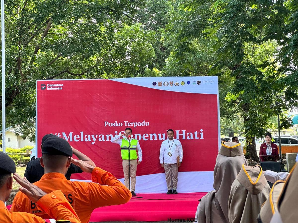 General Manager PT Angkasa Pura Indonesia Bandara El Tari Kupang, Teguh Darmawan Saiman, menggelar apel pembukaan posko Nataru 2025/2026. (Dok Bandara El Tari Kupang)