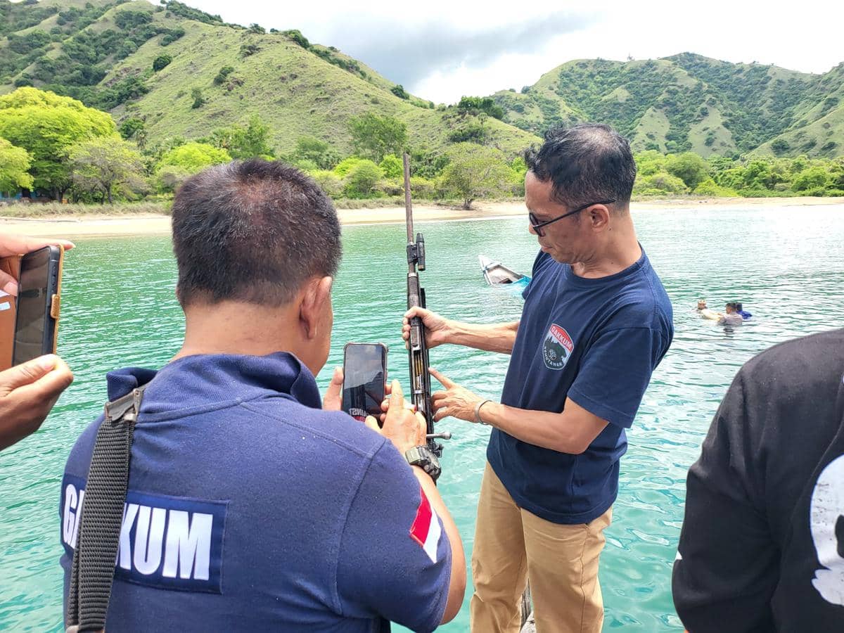 Patroli gabungan Ditpolairud Polda NTT mengamankan barang bukti pemburuan rusa di Labuan Bajo. (Dok Ditpolairud Polda NTT)