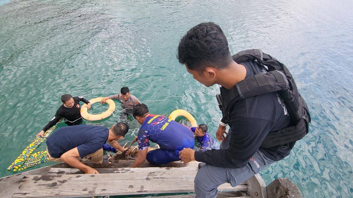 Patroli gabungan Ditpolairud Polda NTT mengamankan pelaku pemburuan rusa di Labuan Bajo. (Dok Ditpolairud Polda NTT)