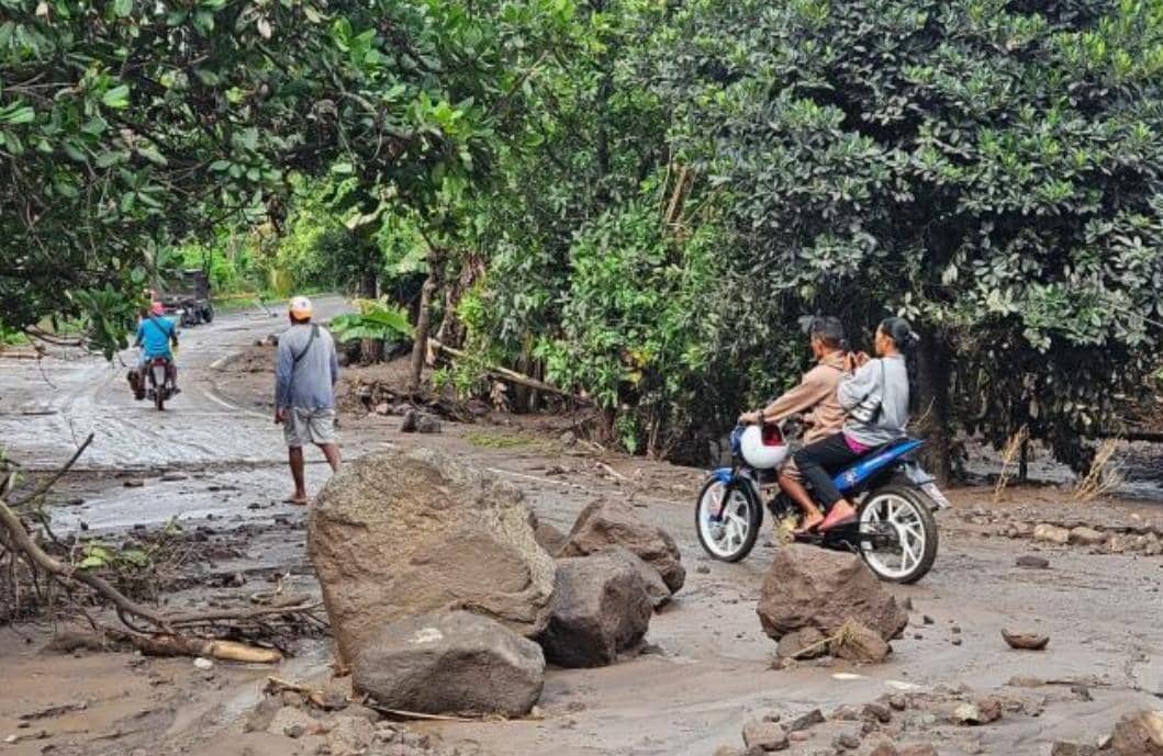 Akses jalan terhambat lahar Gunung Api Lewotobi Laki-laki. (Dok Badan Geologi)