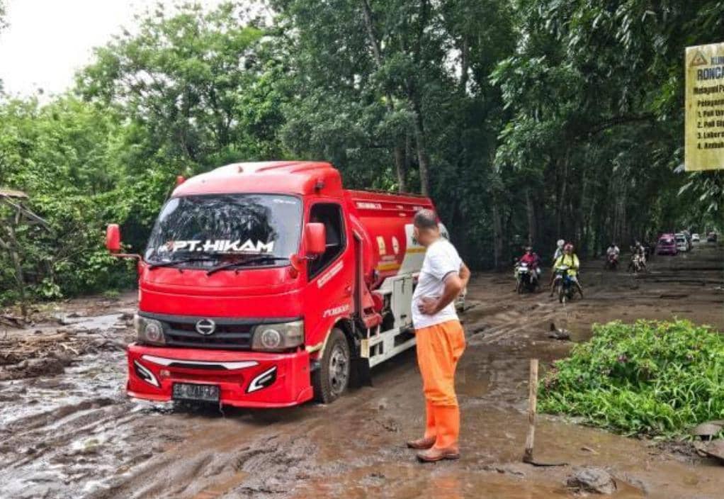 Akses jalan terhambat lahar Gunung Api Lewotobi Laki-laki. (Dok Badan Geologi)