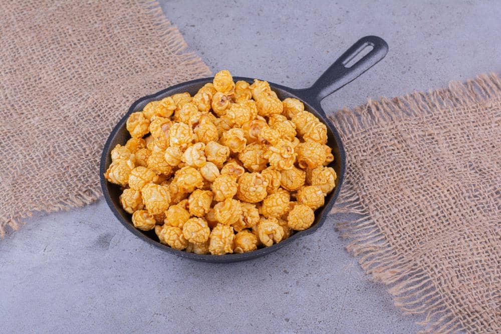 ilustrasi mendinginkan popcorn caramel