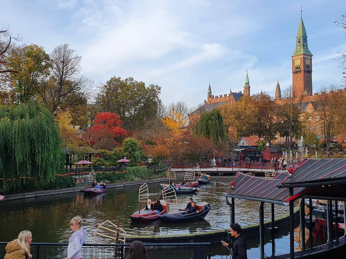 potret Tivoli Gardens sebagai ruang taman, seni, dan hiburan dalam satu kawasan 