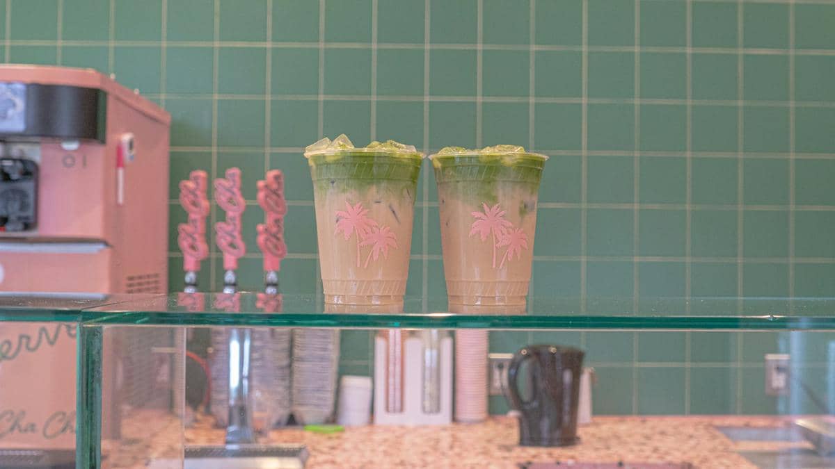 ilustrasi es vanilla matcha latte