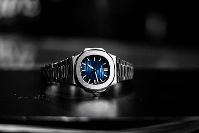 ilustrasi jam tangan dengan dial biru 