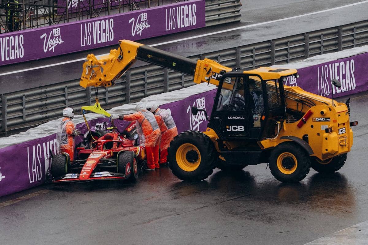 Mobil Formula 1 Ferrari rusak karena menabrak pembatas trek.