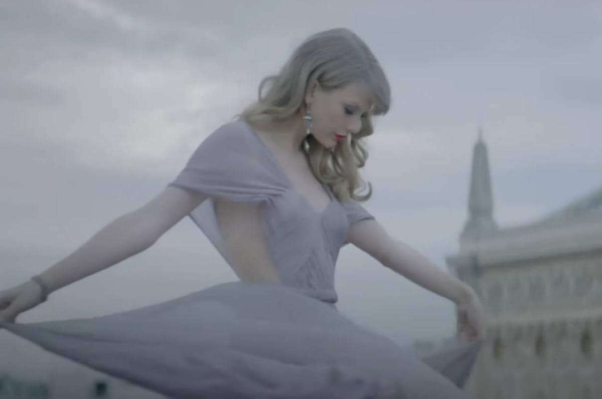 Taylor Swift dalam musik video "Begin Again"