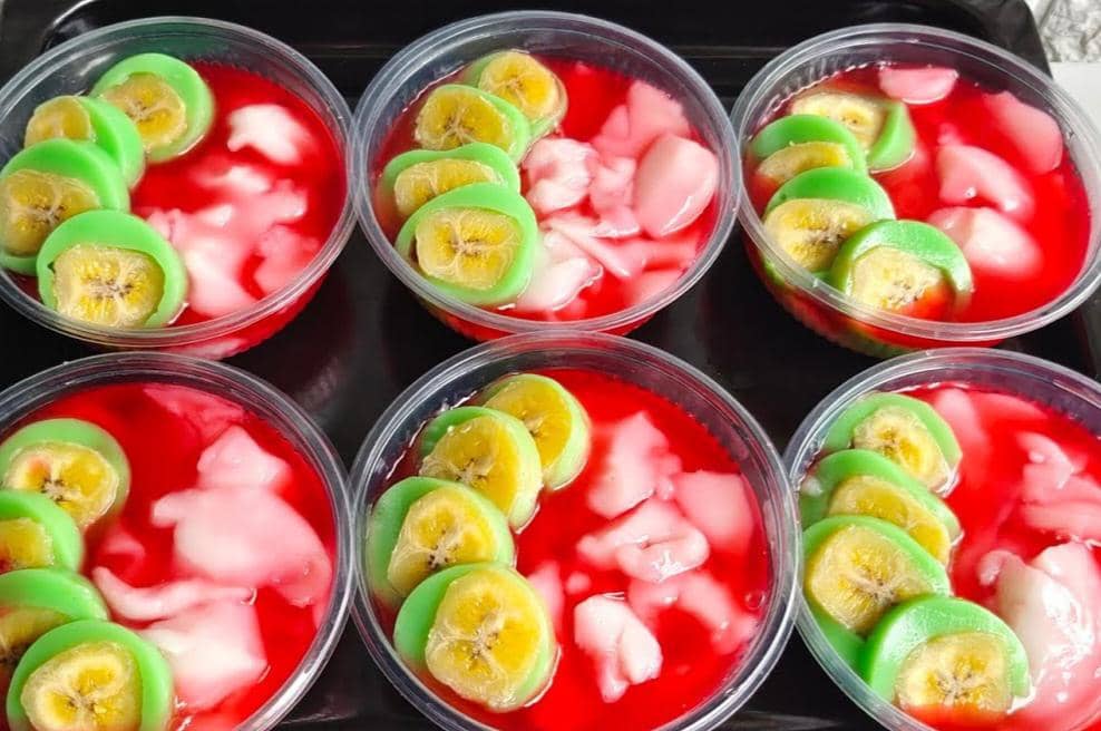Ilustrasi puding es pisang ijo 