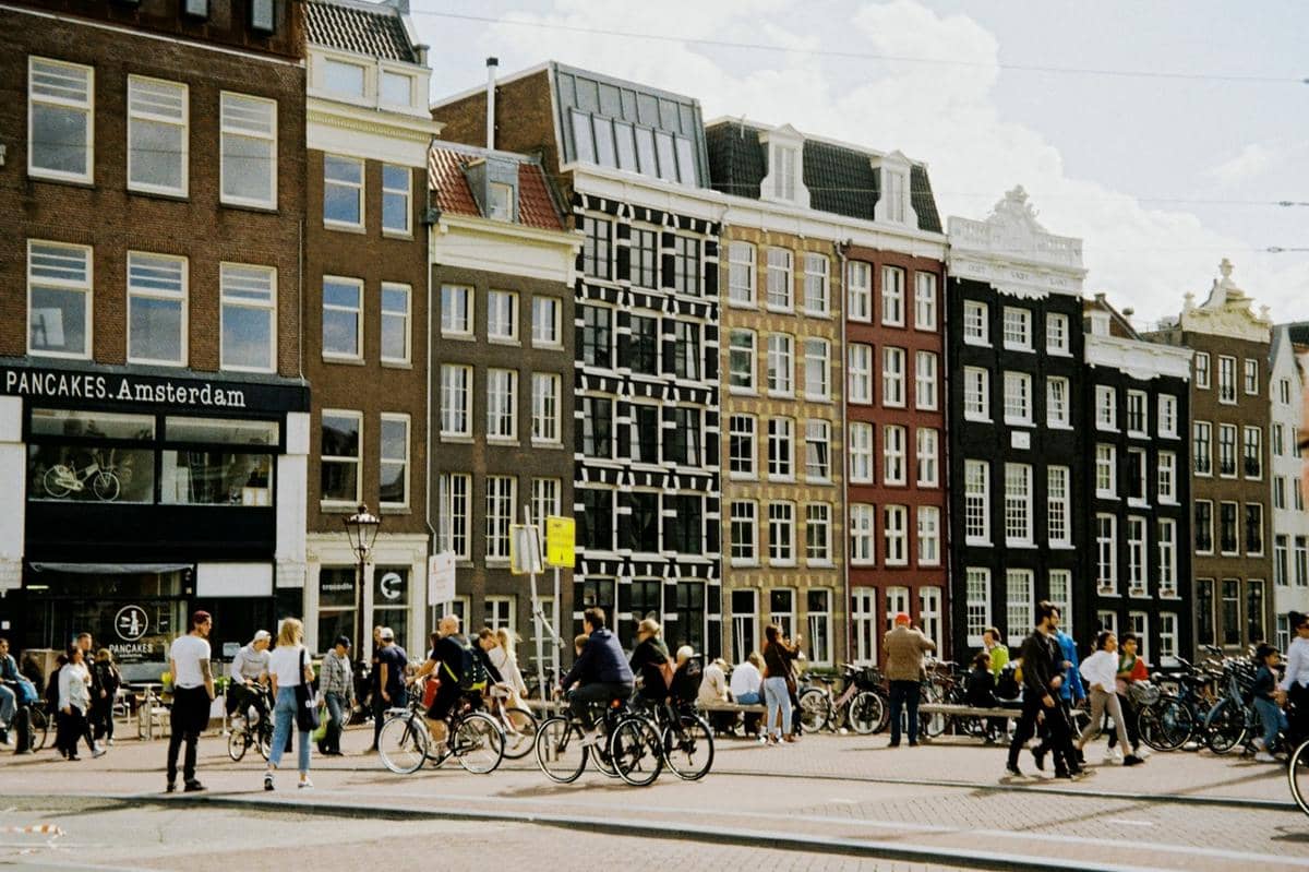 Sepeda adalah moda transportasi utama di Amsterdam, Belanda